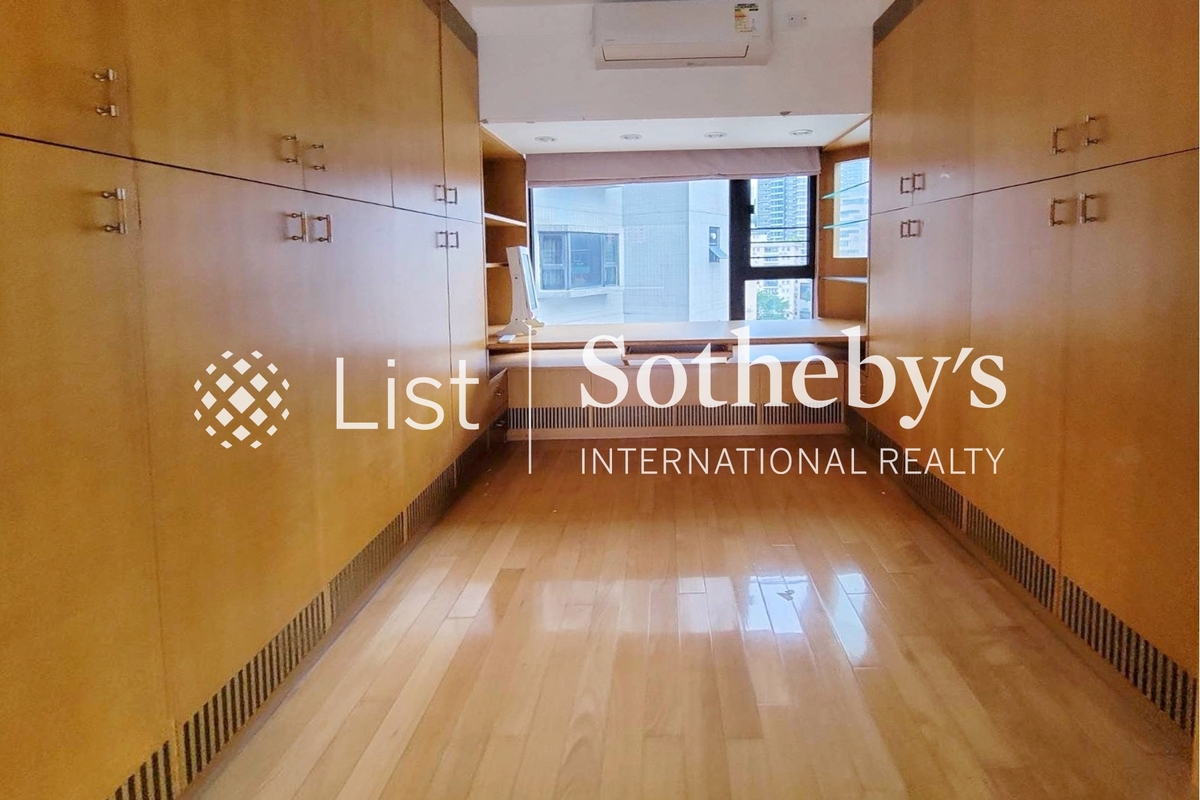 The Royal Court 帝景閣 | Walk-in Closet in Master Bedroom 