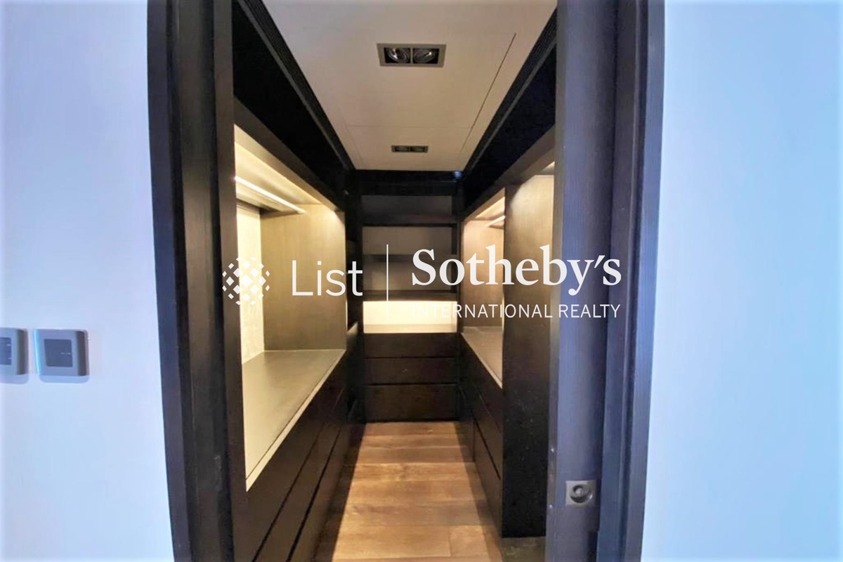 The Royal Court 帝景閣 | Walk-in Closet in Master Bedroom