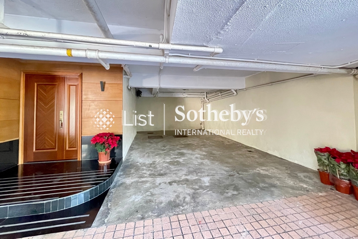 Horizon Crest 皓海居 | Garage at Entrance