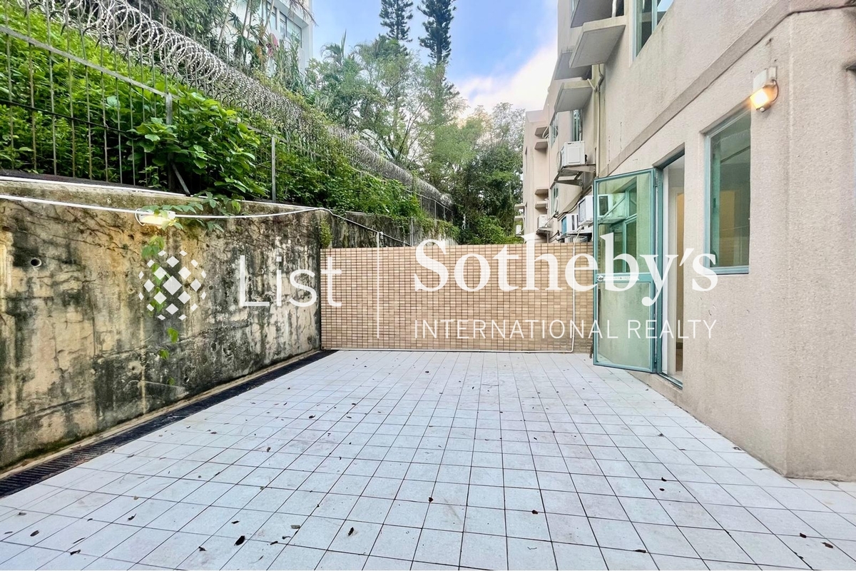 Horizon Crest 皓海居 | private backyard off from kitchen