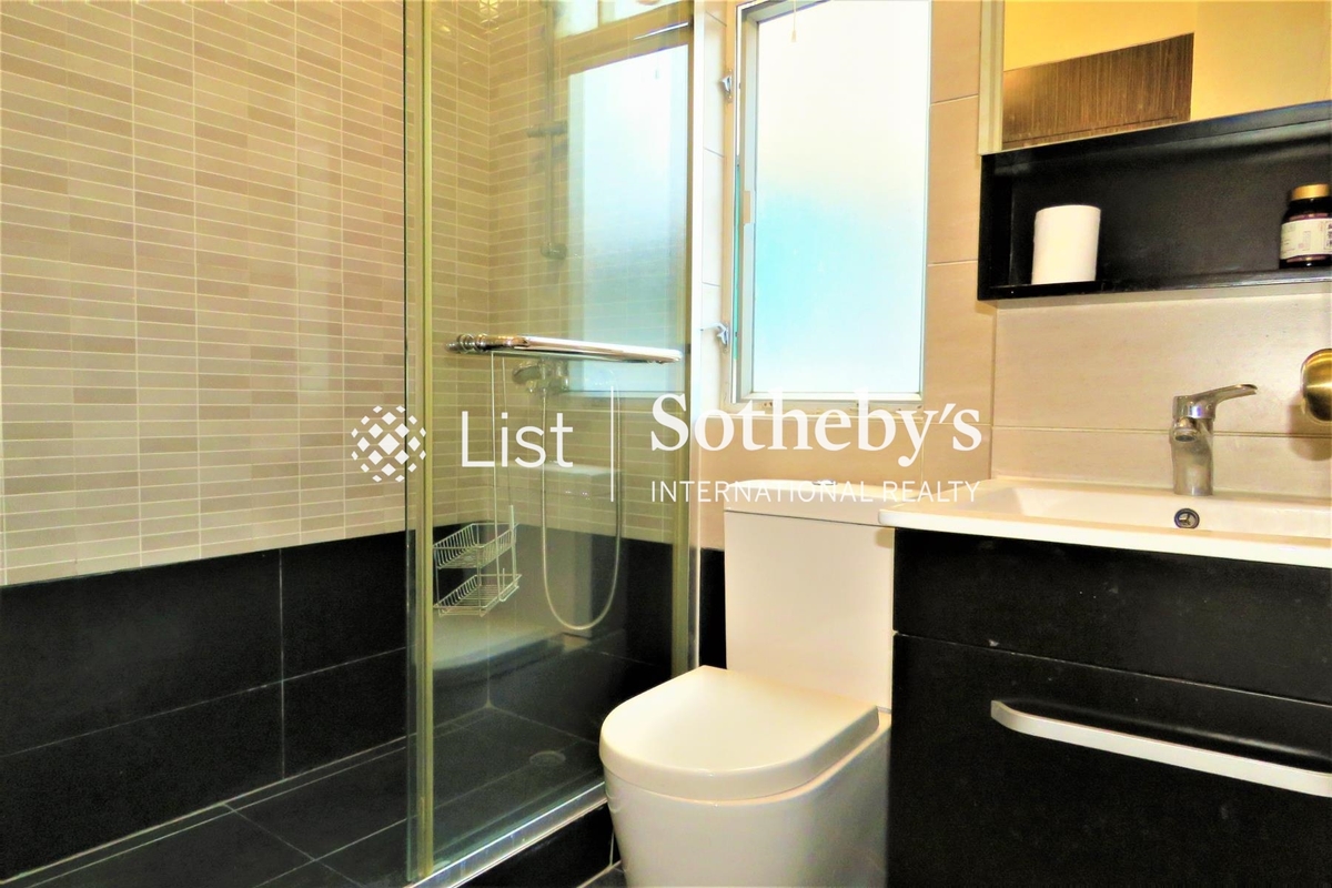 77-79 Wong Nai Chung Road 黃泥涌道77-79號 | Guest Bathroom