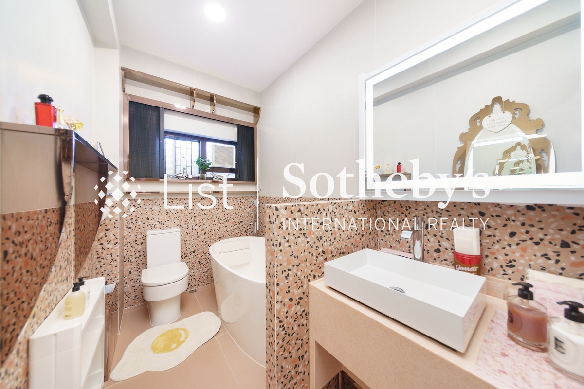 Jade Crest 翠峰園 | Guest Bathroom