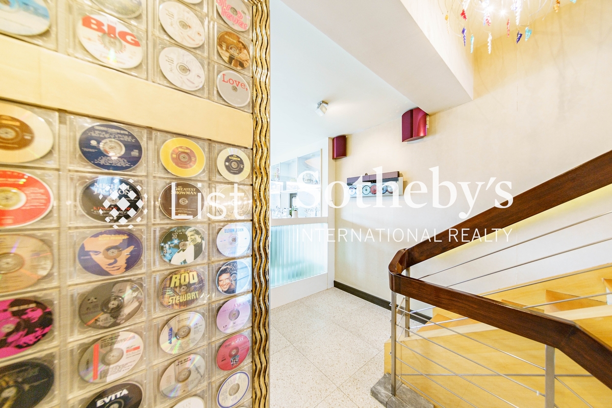 Jade Crest 翠峰園 | Internal Staircase