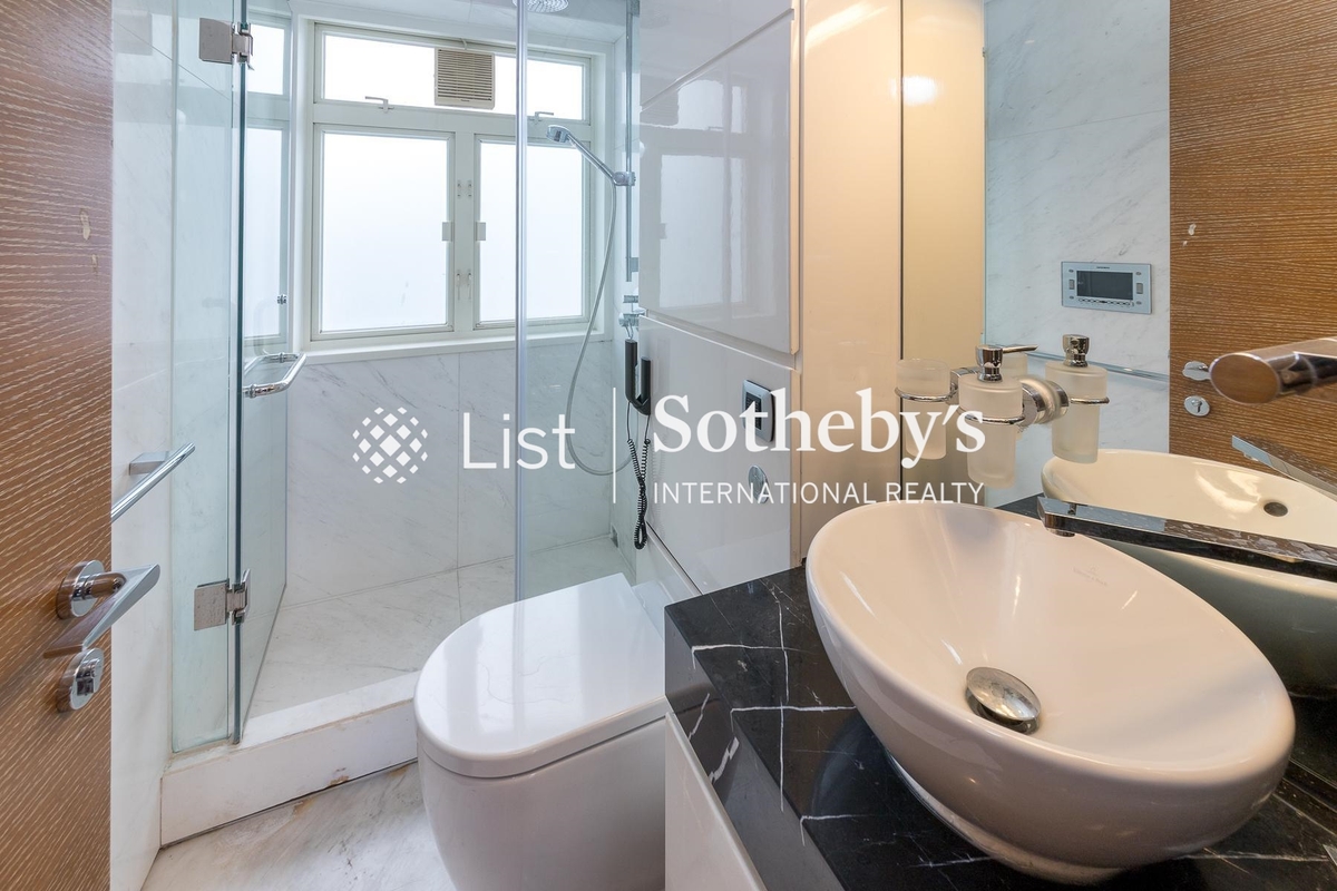 Centre Stage 聚贤居 | Second Ensuite Bathroom