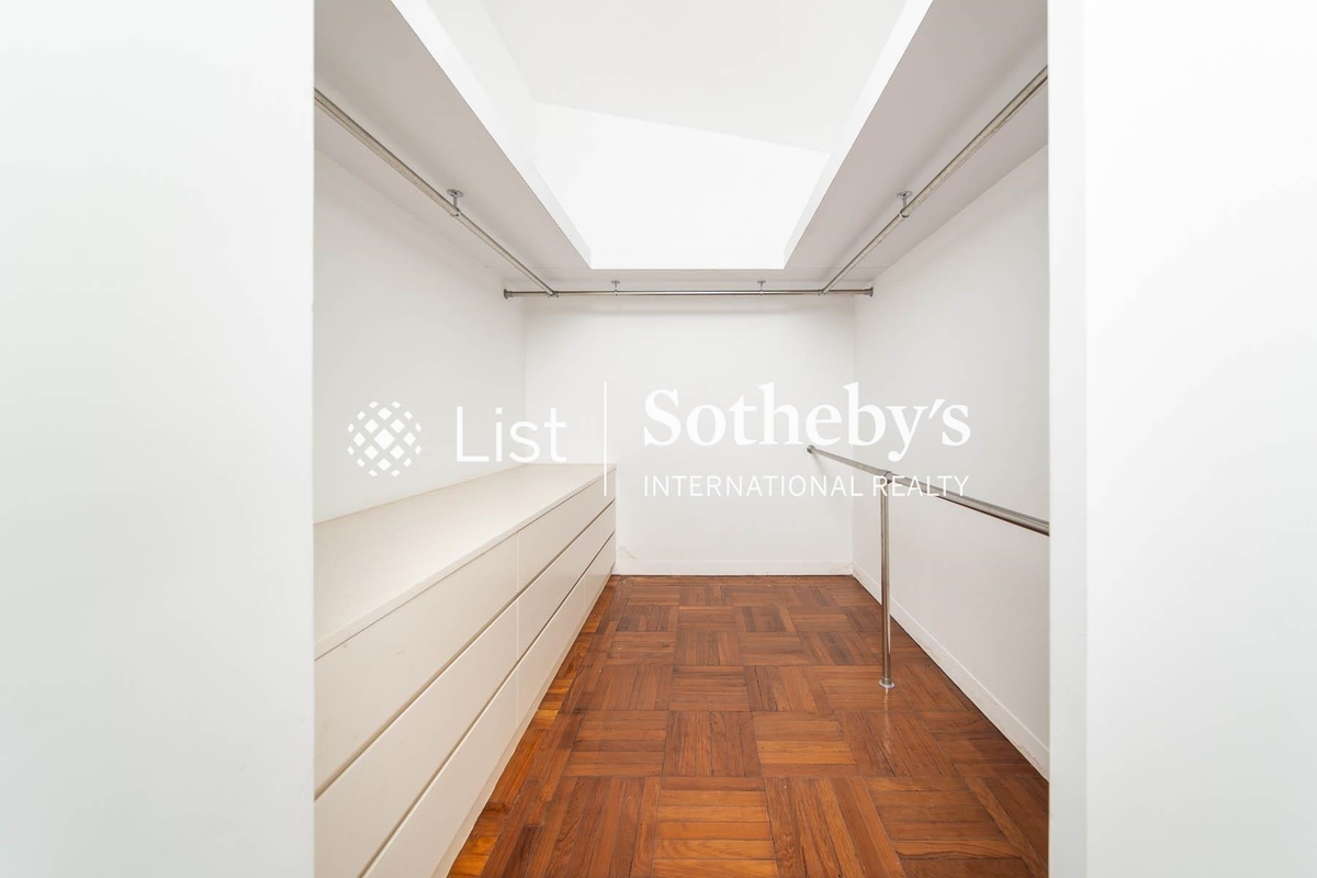 Stanley Knoll 赤柱山莊 | Walk-in Closet in Master Bedroom