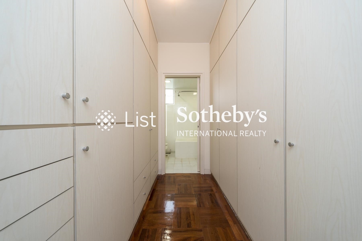 Stanley Knoll 赤柱山莊 | Walk-in Closet in Master Bedroom