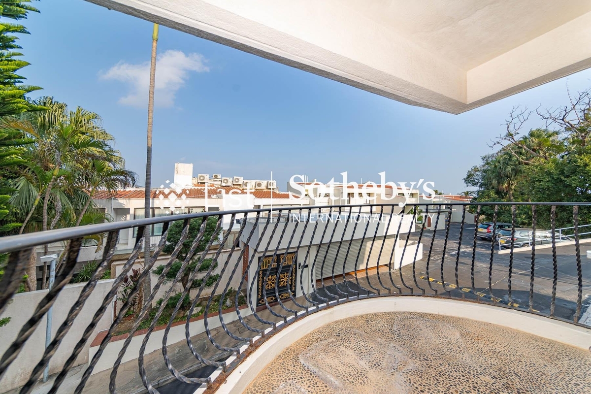 Stanley Knoll 赤柱山莊 | Balcony off Living and Dining Room