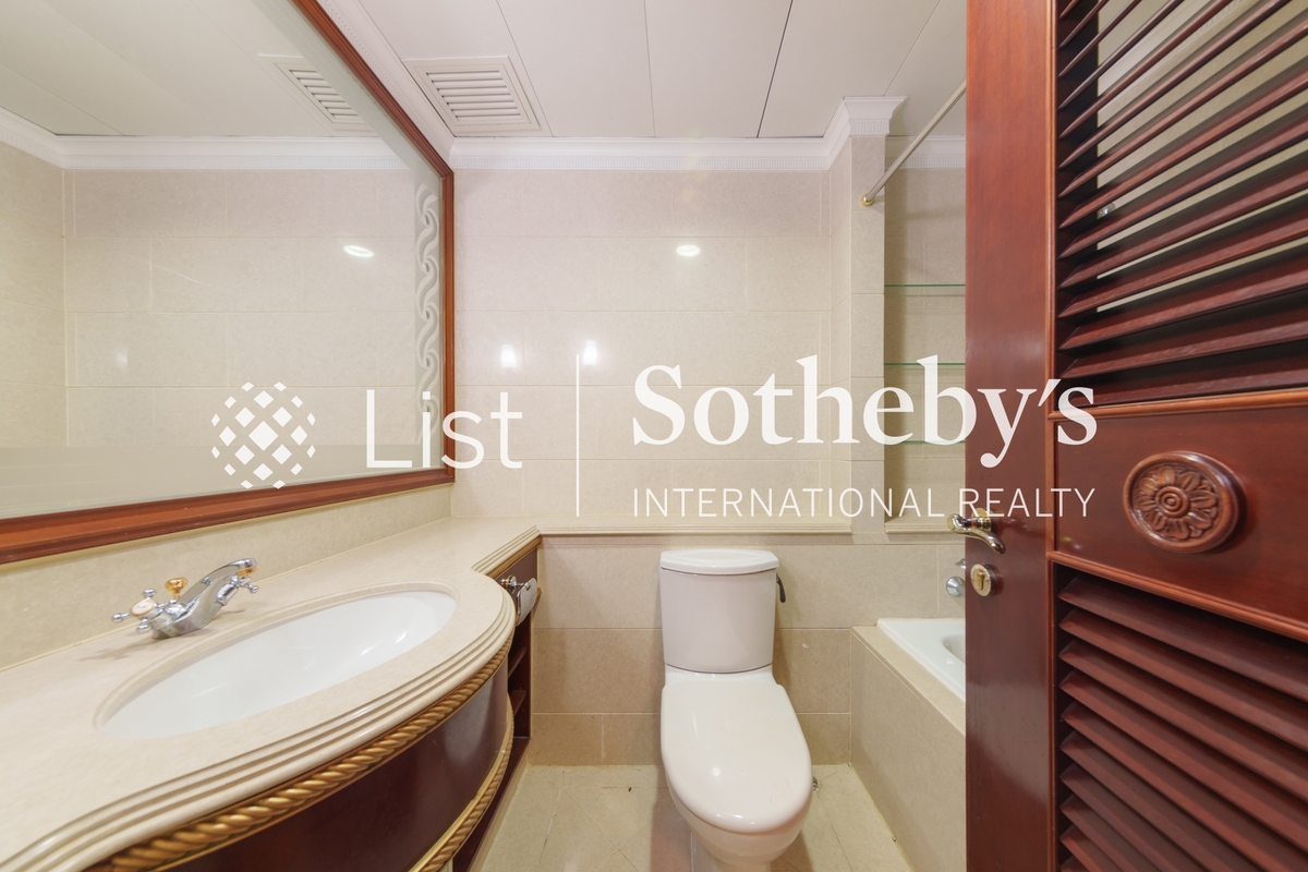 Regalia Bay 富豪海湾 | Guest Bathroom