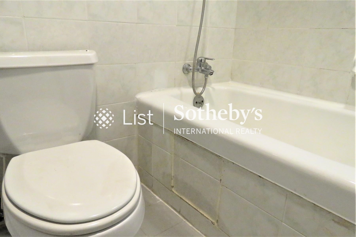 Monmouth Villa 萬茂苑 | Guest Bathroom