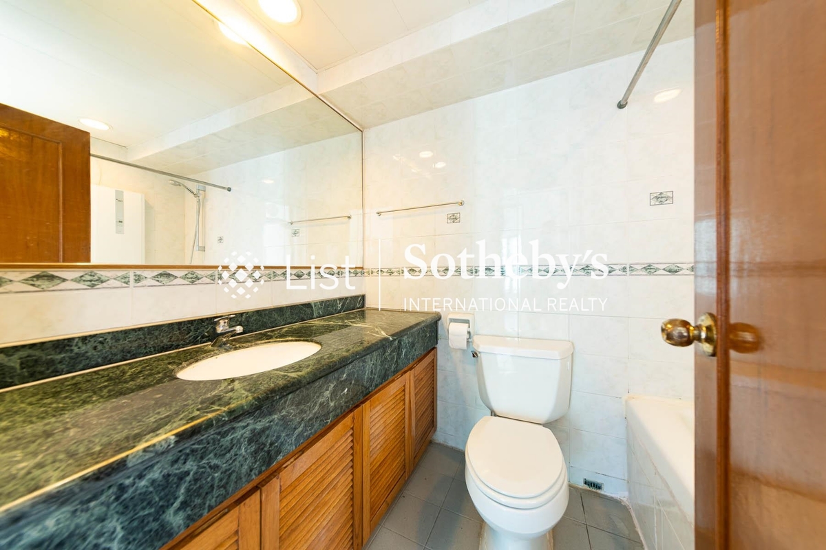 Monmouth Villa 萬茂苑 | Guest Bathroom