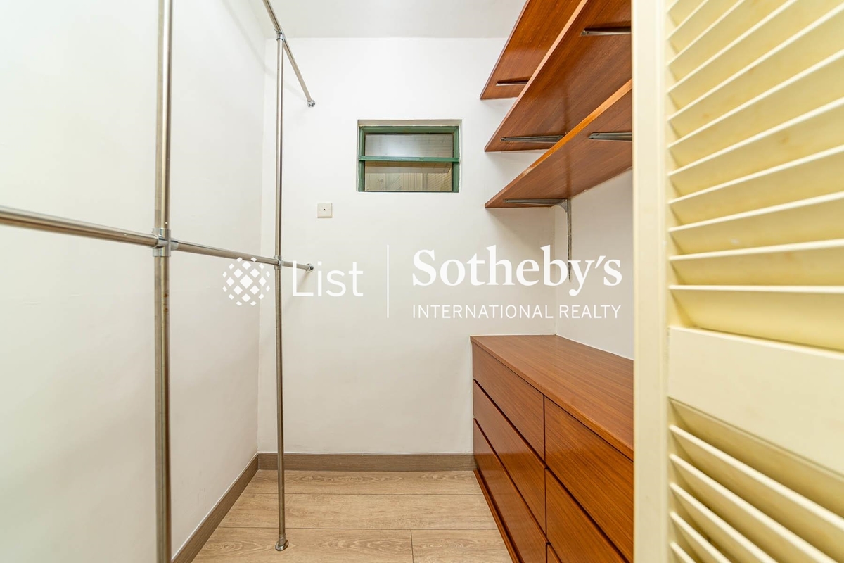 Monmouth Villa 萬茂苑 | Walk-in Closet in Master Bedroom