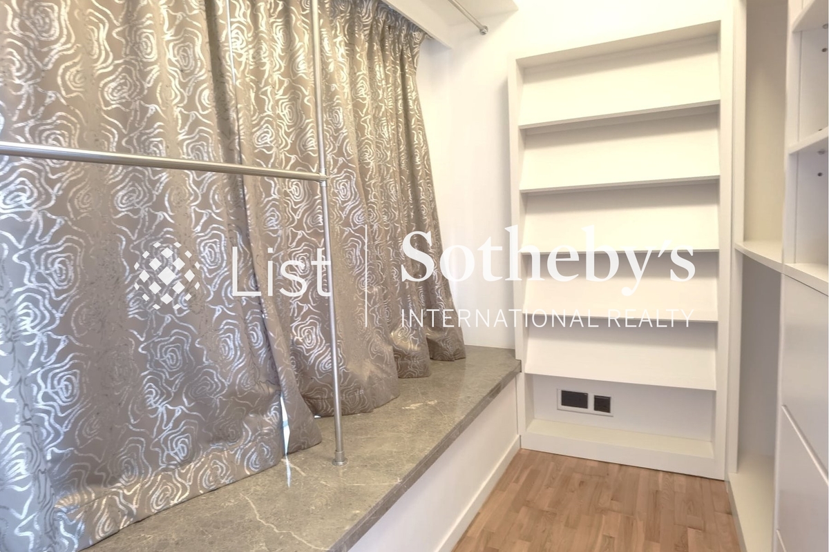 Seymour 懿峰 | Walk-in Closet in Master Bedroom 