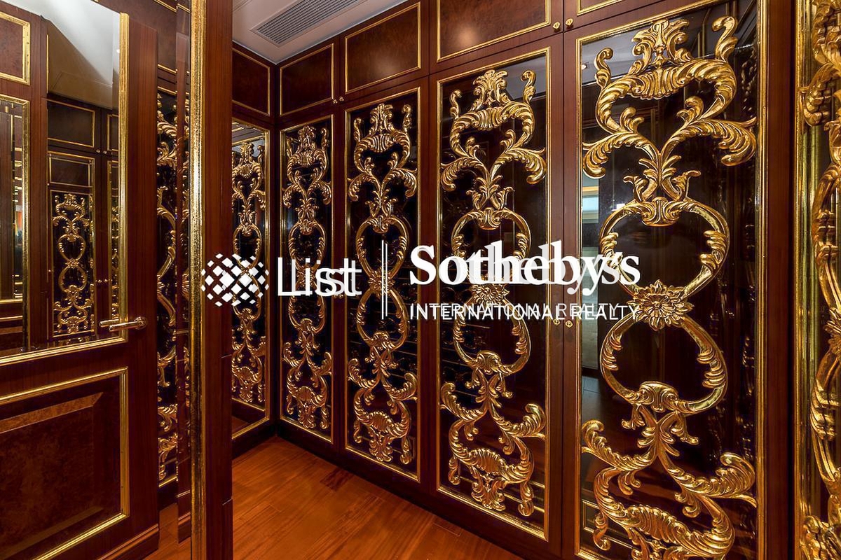 Residence Bel-Air Phase 5 Villa Bel-Air 貝沙灣 5期 洋房 | Walk-in Closet in Master Bedroom