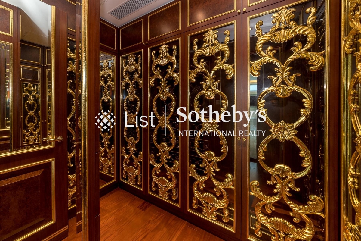 Residence Bel-Air Phase 5 Villa Bel-Air 貝沙灣 5期 洋房 | Walk-in Closet in Master Bedroom