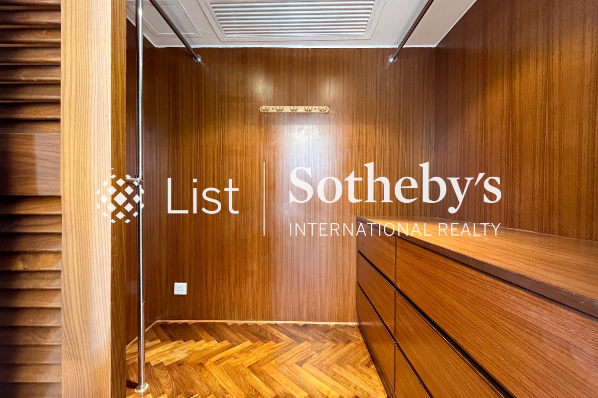 62B Robinson Road 愛富華庭 | Walk-in Closet in Master Bedroom 