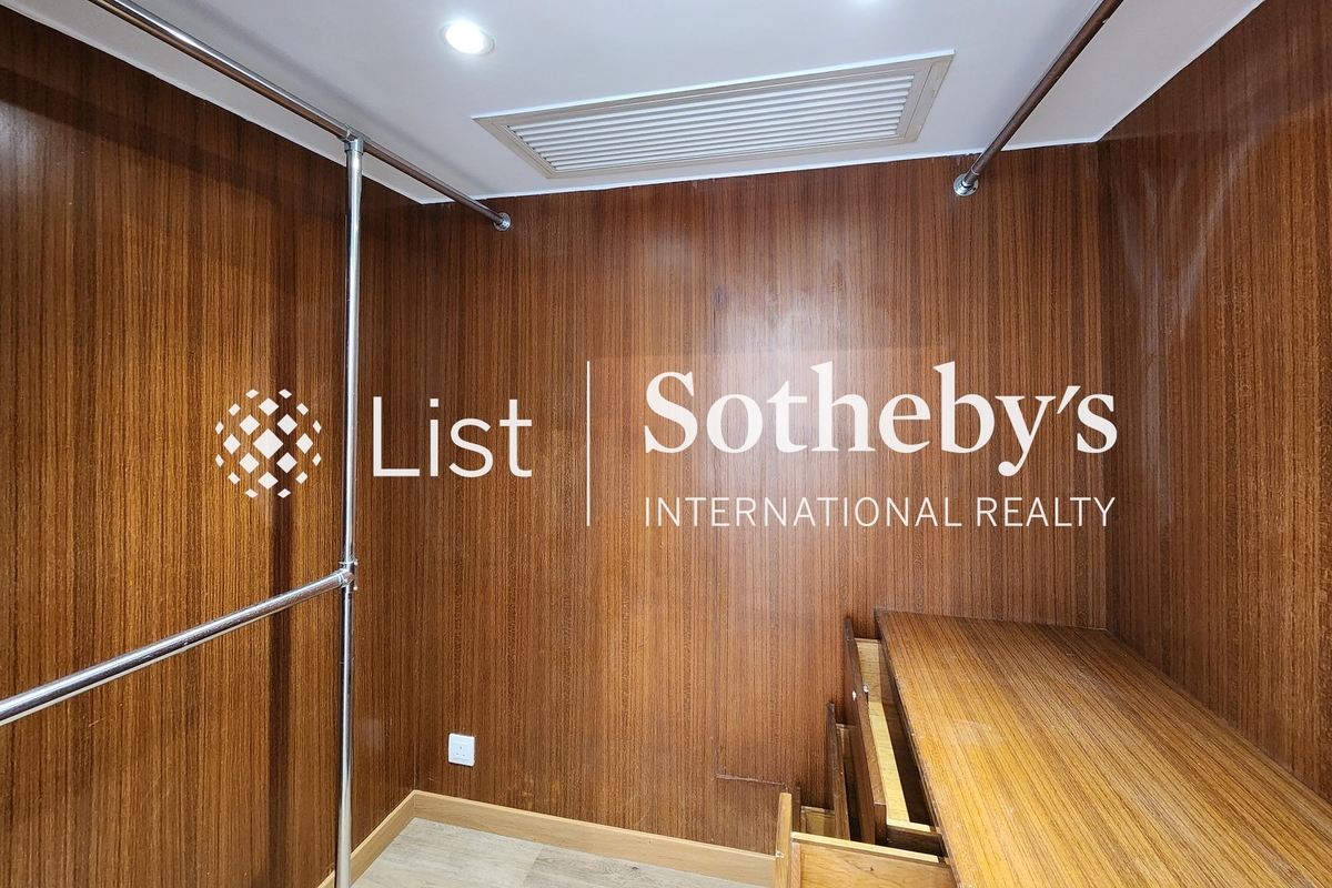 62B Robinson Road 愛富華庭 | Walk-in Closet in Master Bedroom 