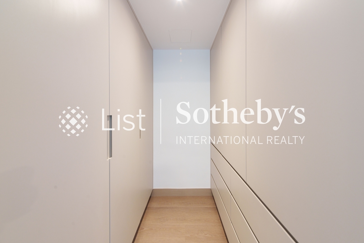 62B Robinson Road 愛富華庭 | Walk-in Closet in Master Bedroom 