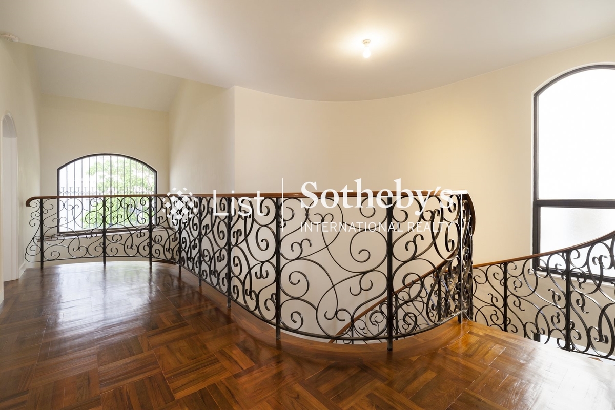Magnolia Villas 百合苑 | Upper Level Landing