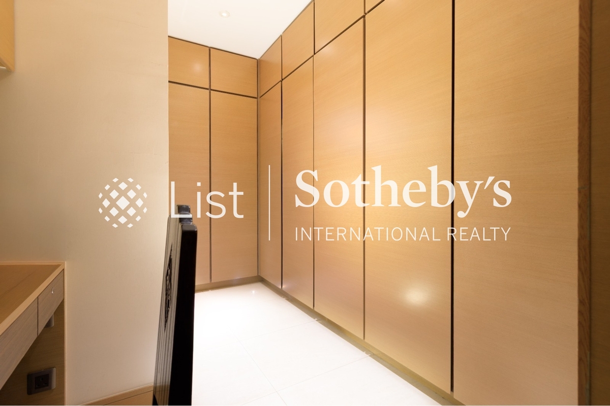 Olympian Mansion 李園 | Walk-in Closet in Master Bedroom 