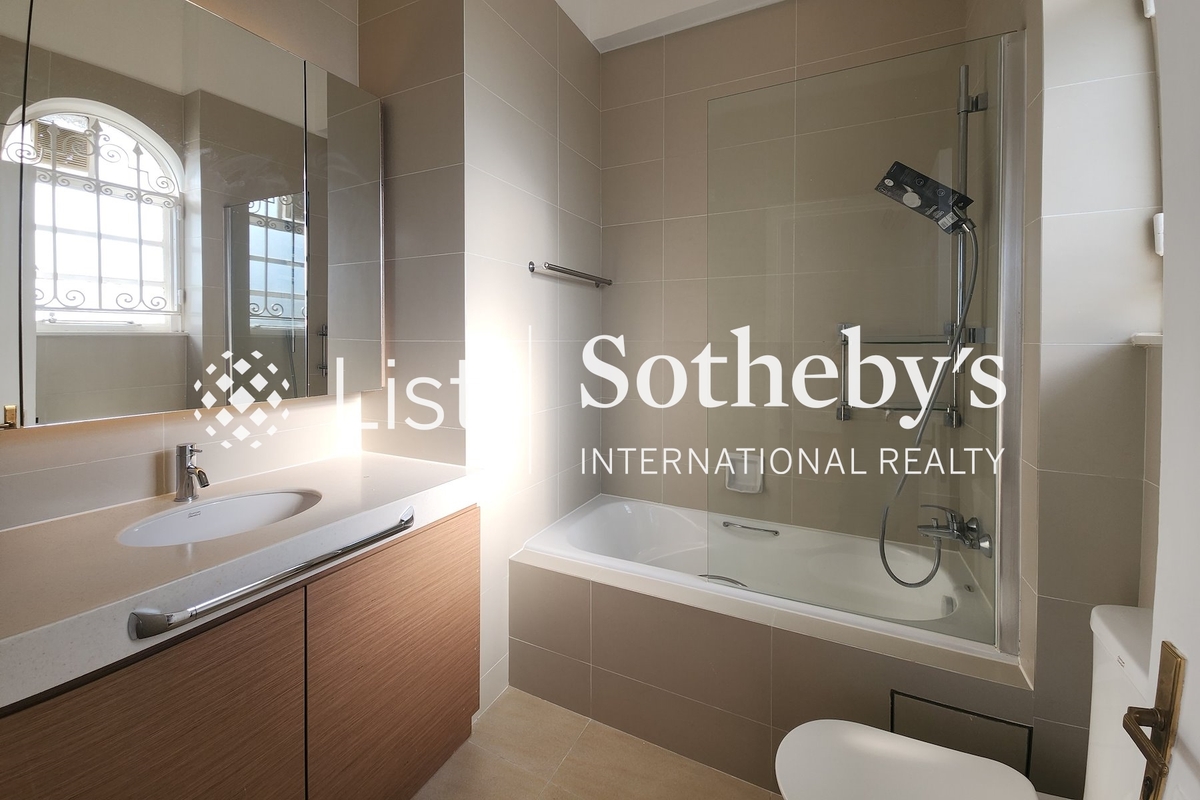 No. 33 Magazine Gap Road 馬己仙峽道33號 | Master Bathroom