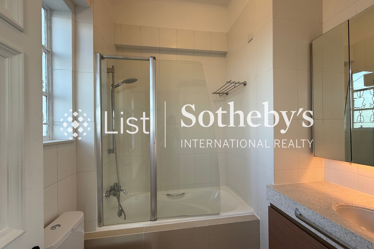 No. 33 Magazine Gap Road 馬己仙峽道33號 | Master Bathroom