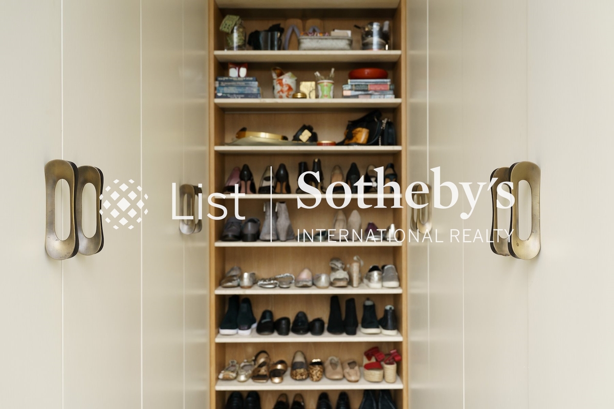 Island Crest 縉城峰 | Walk-in Closet in Master Bedroom 