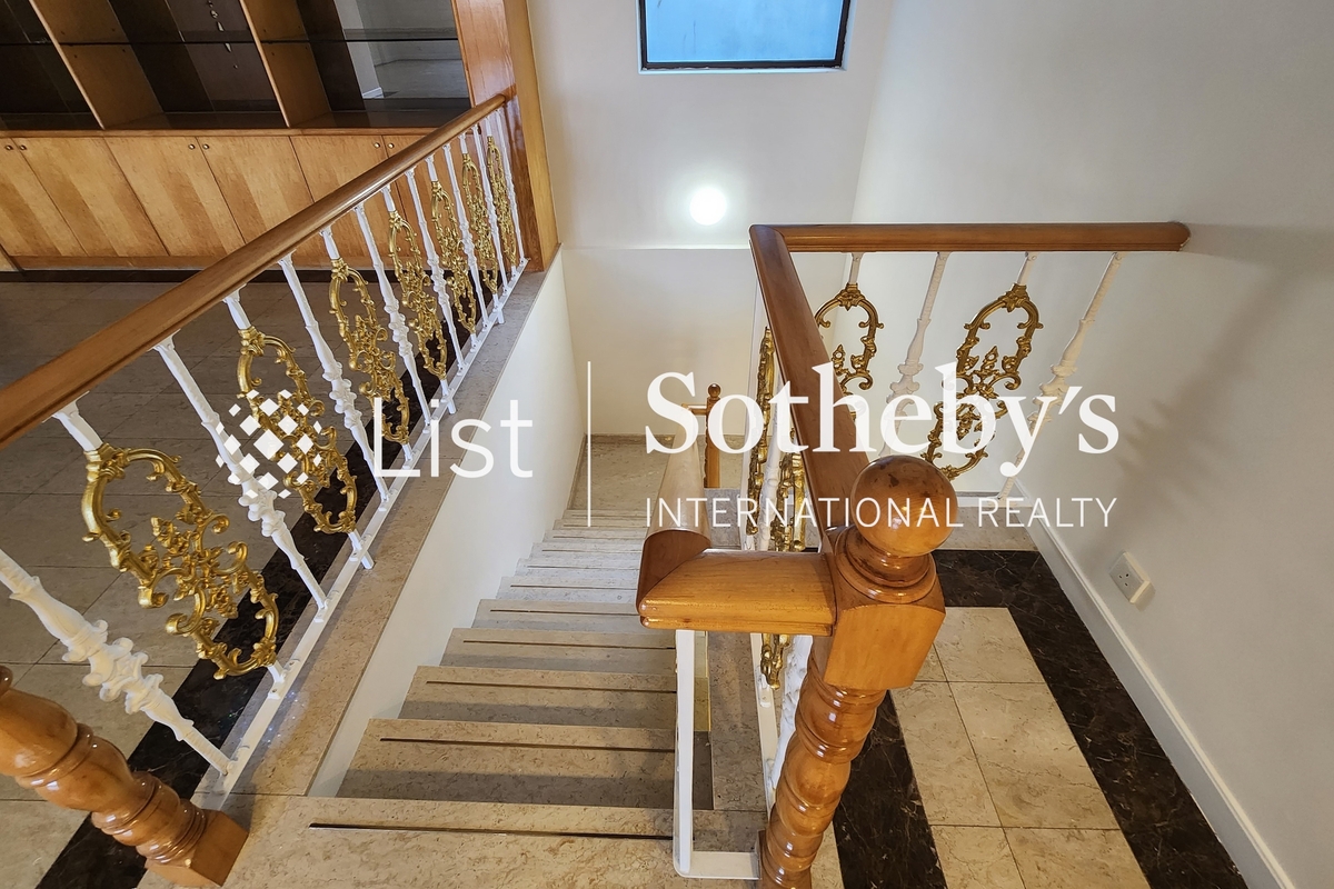 Evergreen Villa 松柏新邨 | Internal Staircase