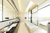 No. 42 Plantation Road 種植道42號 | Master Bathroom
