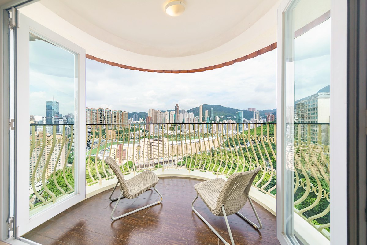 Stubbs Villa 诗涛花园 | Balcony off Living and Dining Room