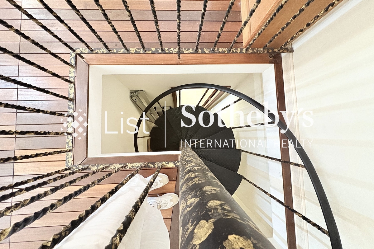 The Portofino 栢濤灣 | Internal Staircase to rooftop