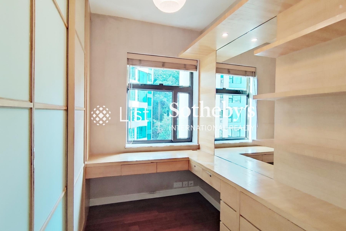 Beverly Court 嘉美閣 | Walk-in Closet in Master Bedroom