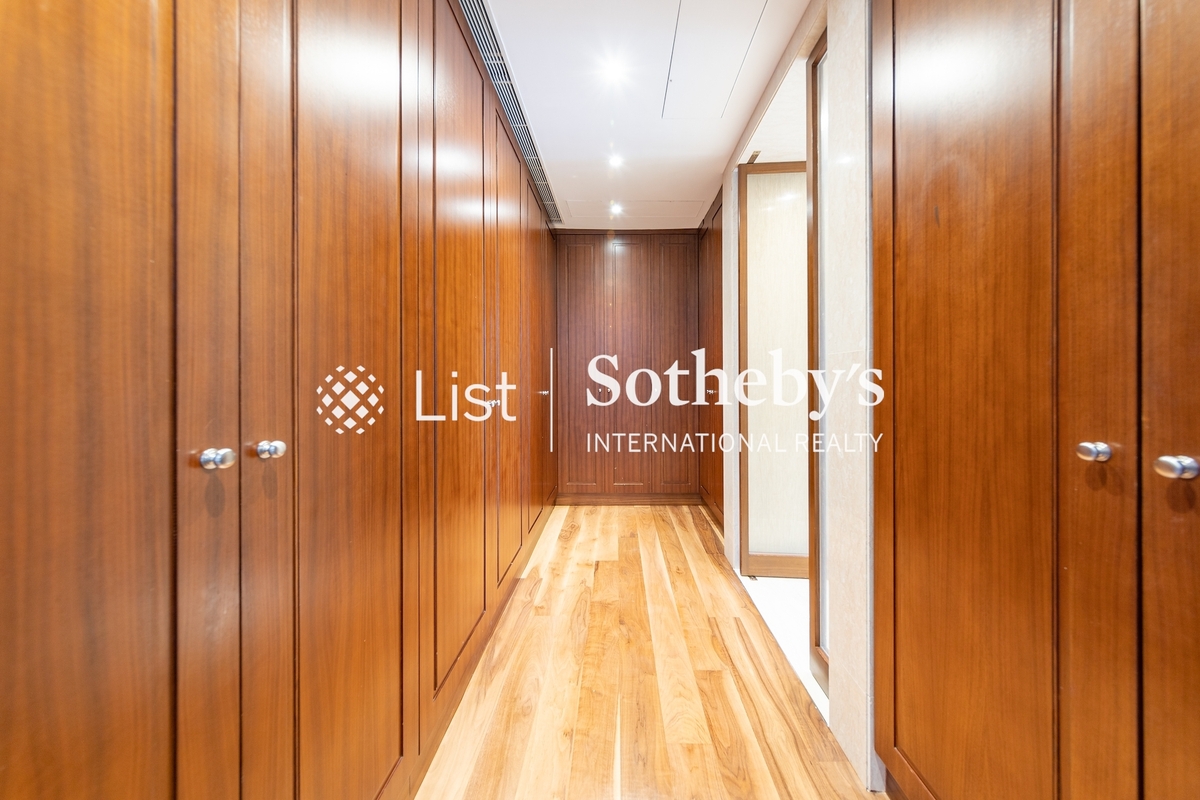 Tavistock I 騰皇居 | Walk-in Closet in Master Bedroom 