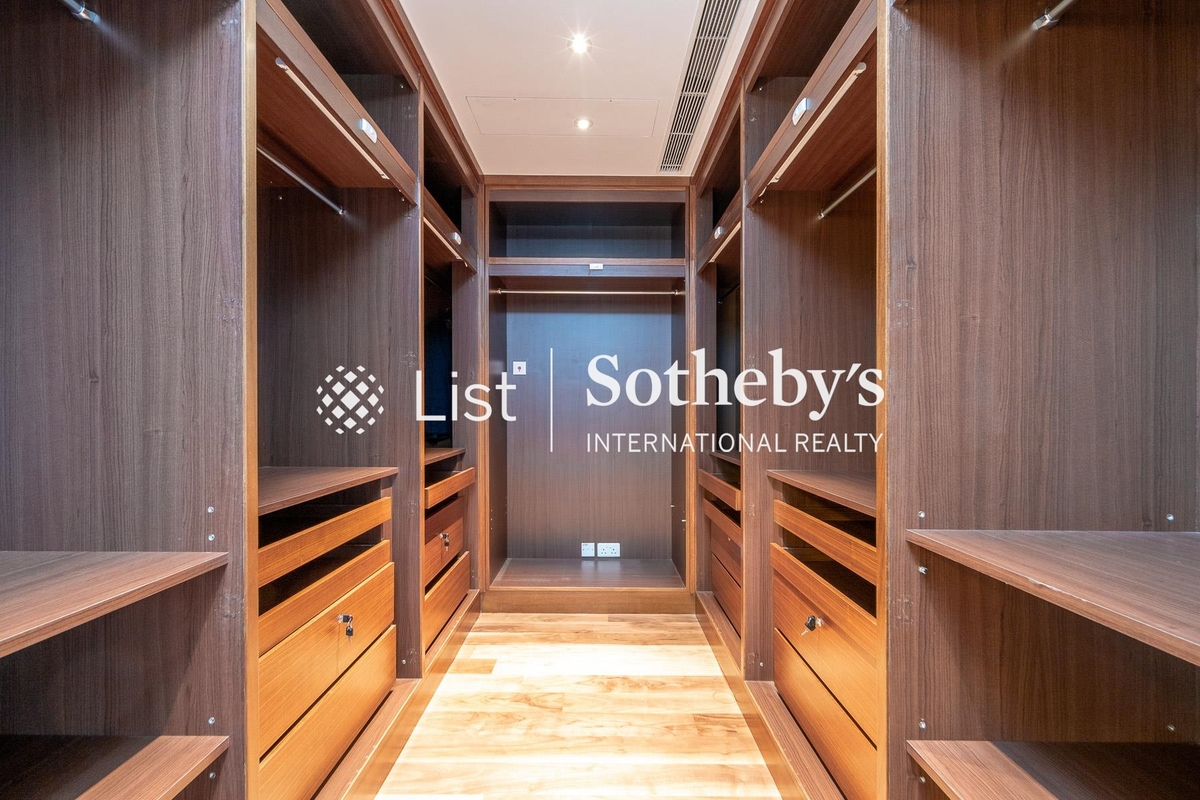 Tavistock I 騰皇居 | Walk-in Closet in Master Bedroom