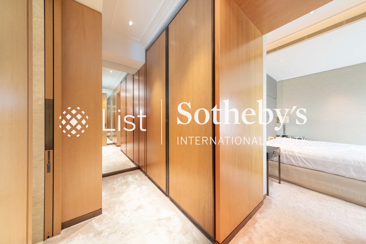 The Harbourside 君臨天下 | Walk-in Closet in Master Bedroom 