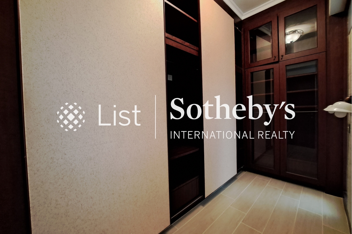 Silver Fair Mansion 銀輝大廈 | Walk-in Closet in Master Bedroom 