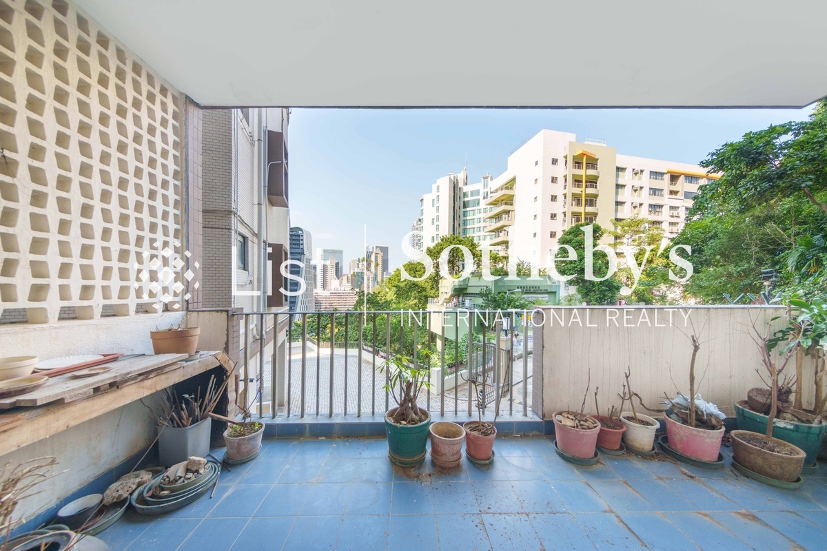 United Mansion 騰黃閣 | Balcony off Living Room