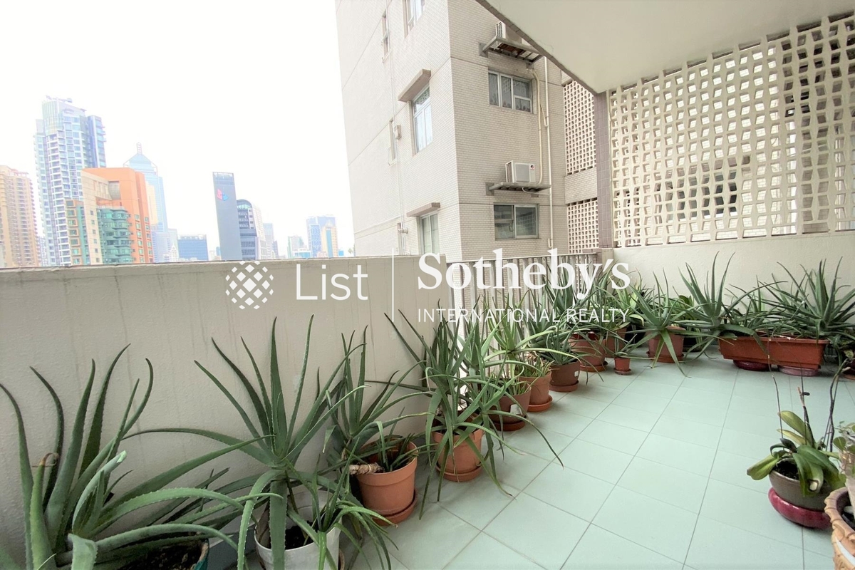 United Mansion 騰黃閣 | Balcony off Living and Dining Room