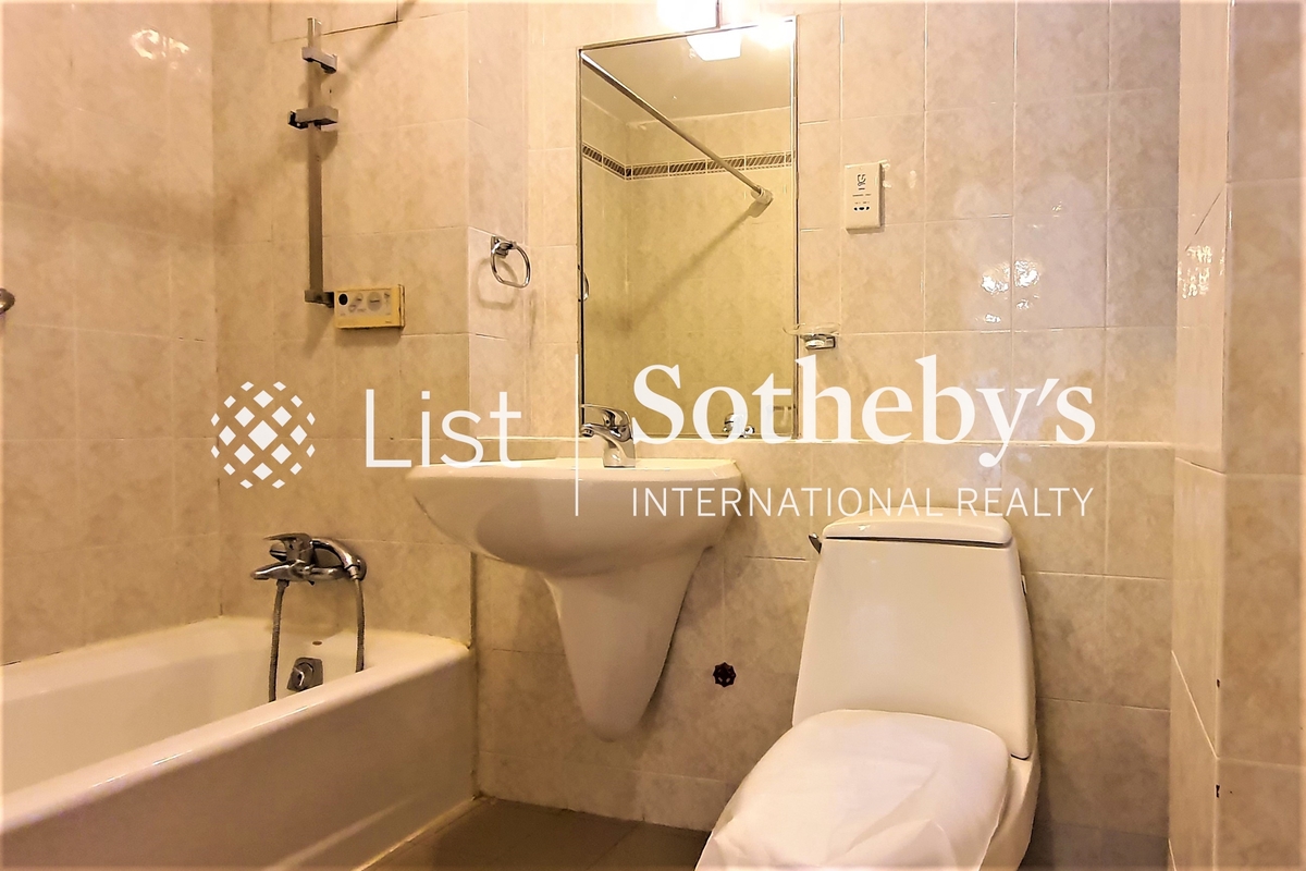 No. 11 Tung Shan Terrace 東山臺11號 | Master Bathroom