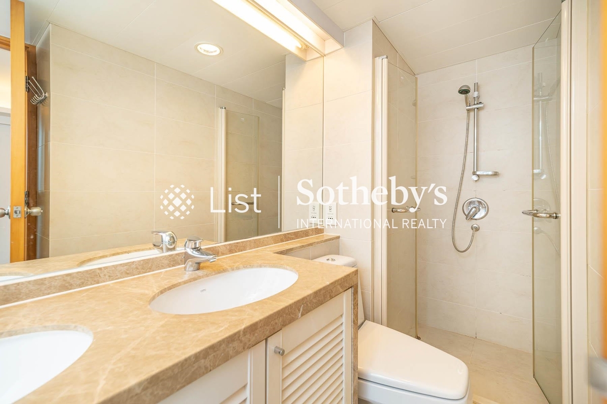 No. 12 Tung Shan Terrace 東山臺12號 | Master Bathroom