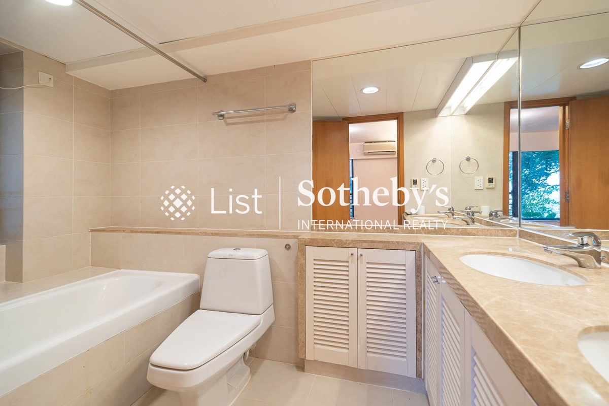 No. 12 Tung Shan Terrace 東山臺12號 | Master Bathroom