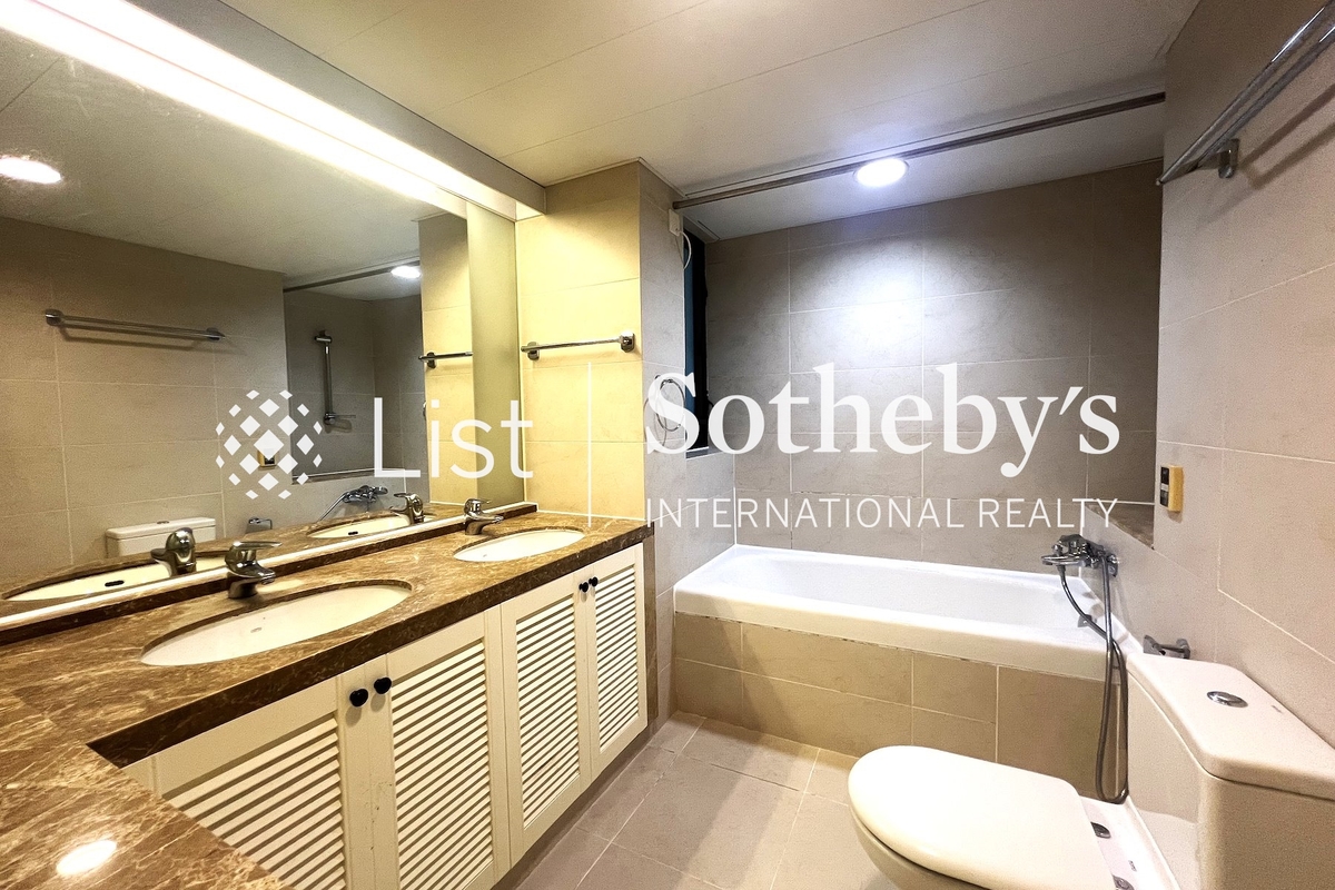 No. 12 Tung Shan Terrace 東山臺12號 | Master Bathroom