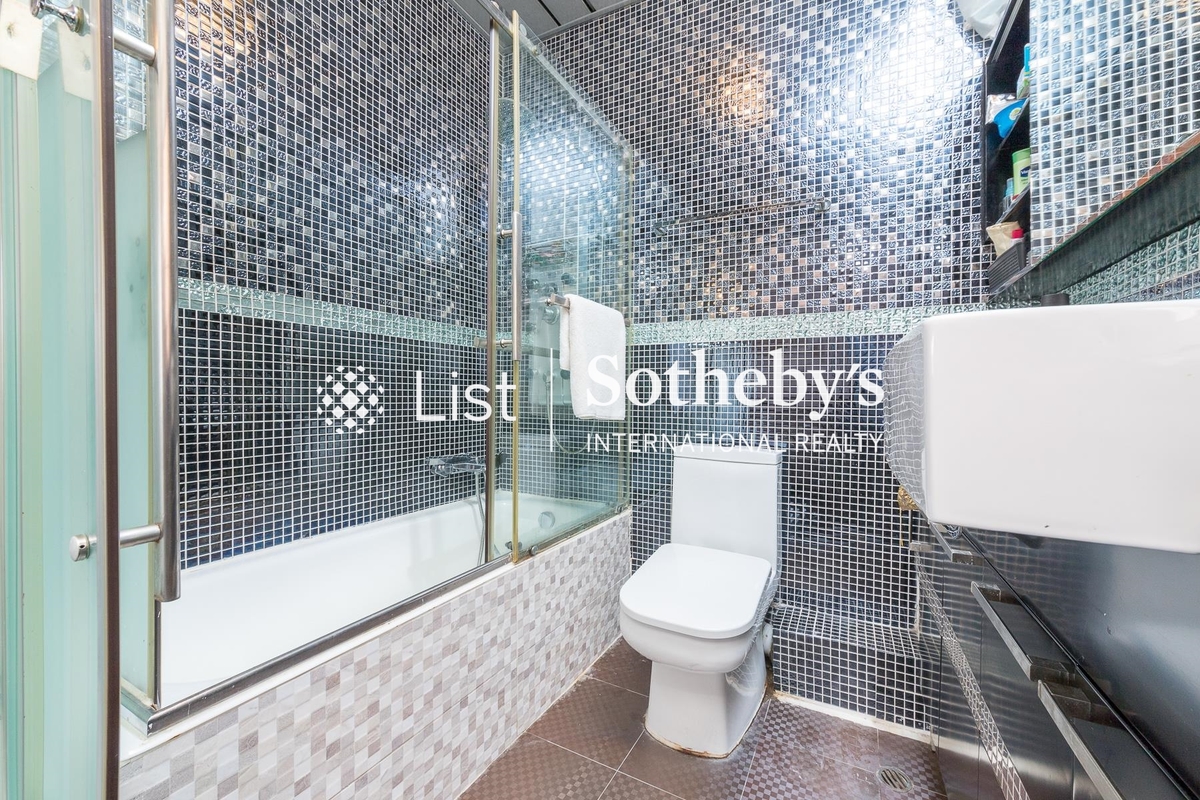 Mandarin Villa 文華新邨 | Master Bathroom