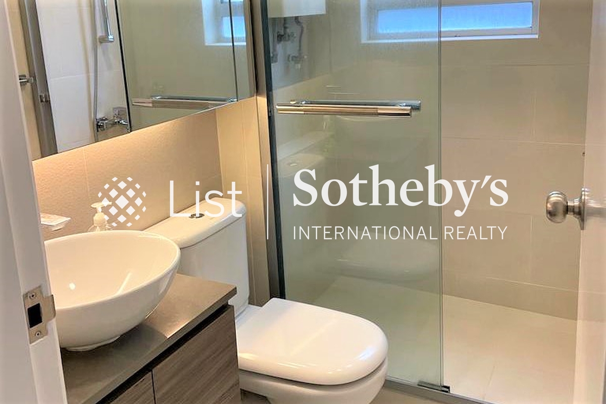 Moon Fair Mansion 滿輝大廈 | Master Bathroom