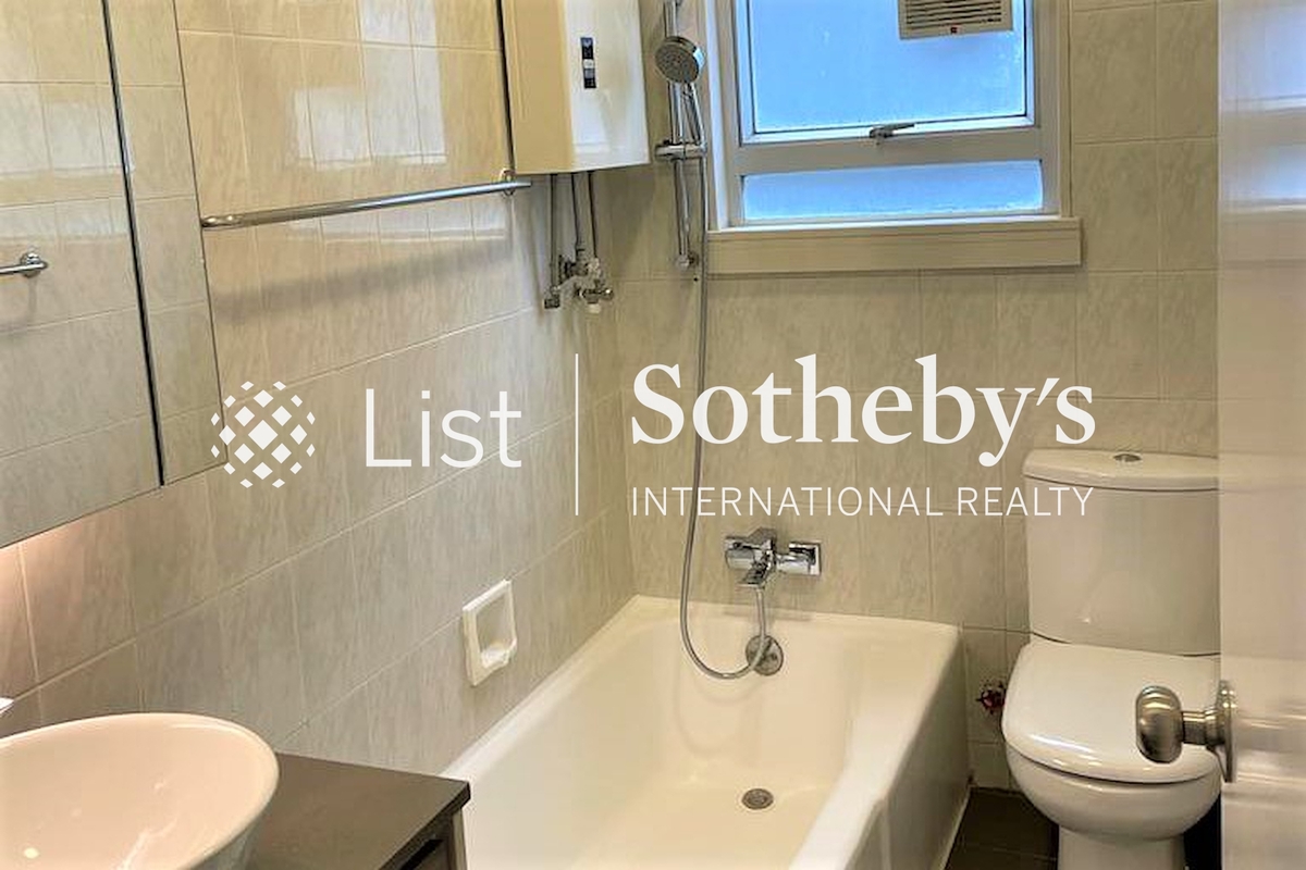 Moon Fair Mansion 滿輝大廈 | Guest Bathroom