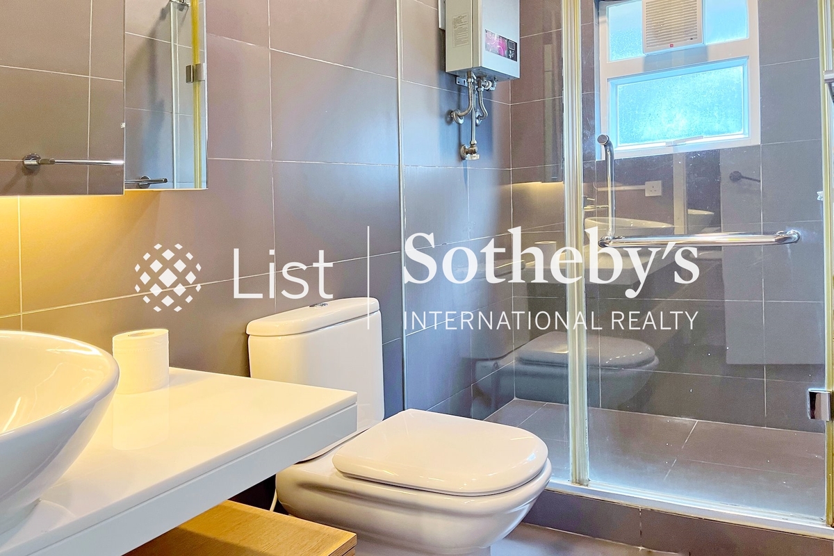 Moon Fair Mansion 滿輝大廈 | Guest Bathroom