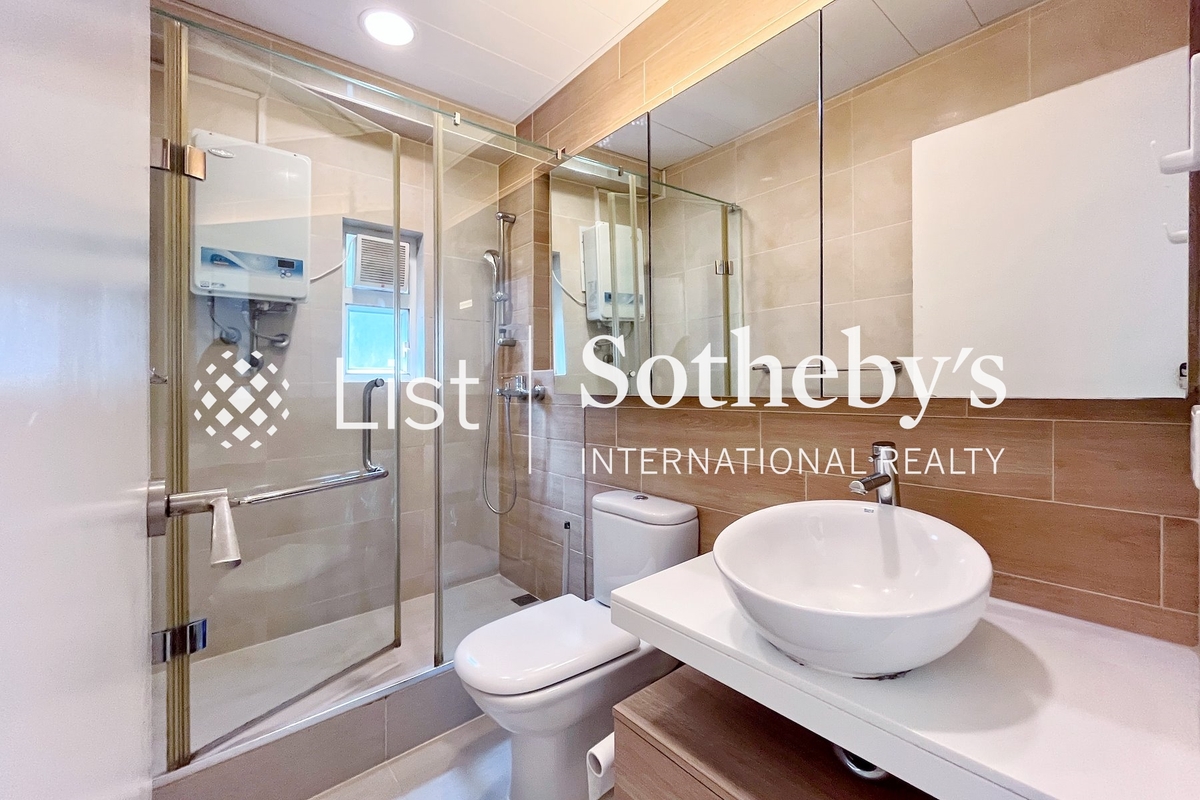 Moon Fair Mansion 滿輝大廈 | Master Bathroom