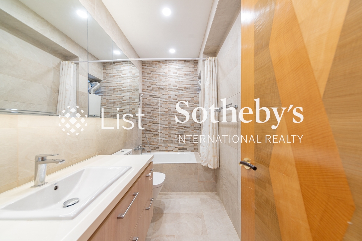 Moon Fair Mansion 滿輝大廈 | Guest Bathroom