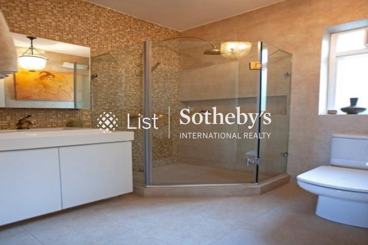 Moon Fair Mansion 滿輝大廈 | Guest Bathroom