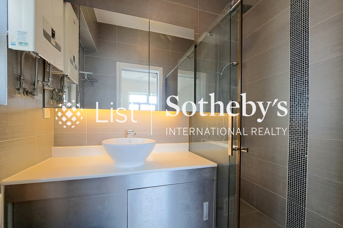 Moon Fair Mansion 滿輝大廈 | Master Bathroom