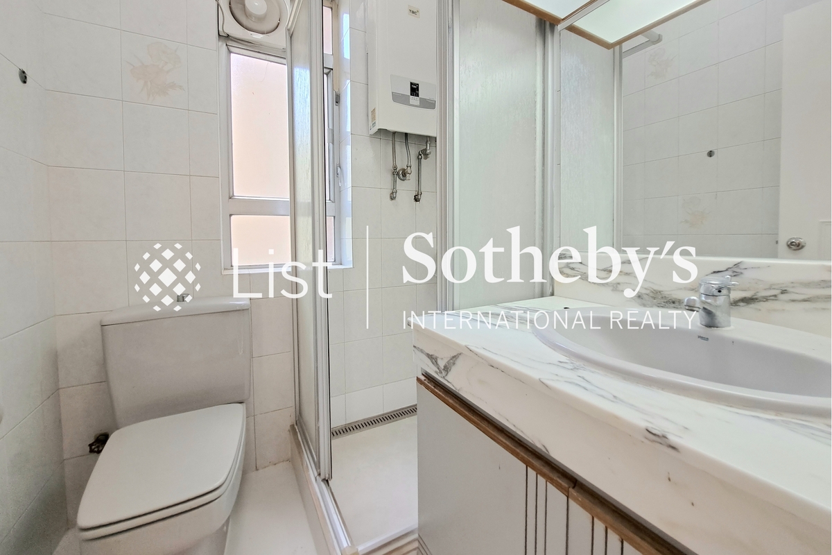 Moon Fair Mansion 滿輝大廈 | Guest Bathroom